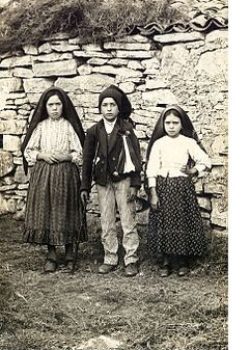 File source: http://commons.wikimedia.org/wiki/File:ChildrensofFatima.jpg